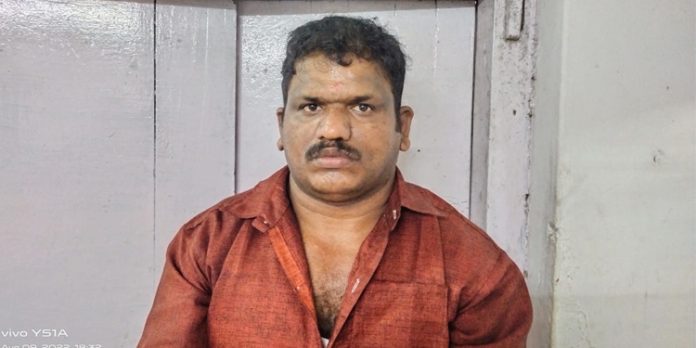 പോലീസ് ചമഞ്ഞു കവർച്ച നടത്തിയയാൾ പിടിയിൽ പോലീസ് ചമഞ്ഞു കവർച്ച നടത്തിയയാൾ പിടിയിൽ