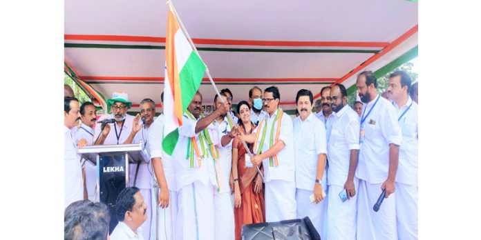 മോദി സര്ക്കാര് രാജ്യ താല്പര്യം ബലികഴിക്കുന്നു : പഴകുളം മധു മോദി സര്ക്കാര് രാജ്യ താല്പര്യം ബലികഴിക്കുന്നു : പഴകുളം മധു
