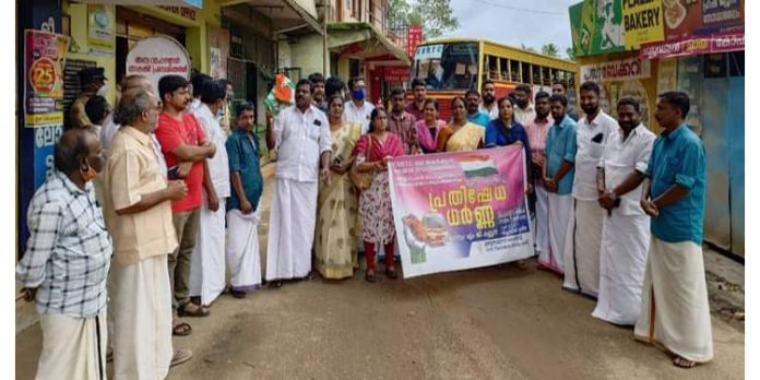 കെഎസ്ആർടിസി സർവീസ് നിർത്തലാക്കിയതിനെതിരെ യൂത്ത് കോൺഗ്രസ് പ്രതിഷേധം കെഎസ്ആർടിസി സർവീസ് നിർത്തലാക്കിയതിനെതിരെ യൂത്ത് കോൺഗ്രസ് പ്രതിഷേധം