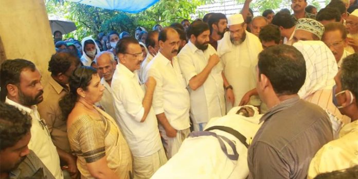 ഒഴുക്കിൽപ്പെട്ട് മരണപ്പെട്ട റിയാസിന് നാട് നിറകണ്ണുകളോടെ വിട ചൊല്ലി ഒഴുക്കിൽപ്പെട്ട് മരണപ്പെട്ട റിയാസിന് നാട് നിറകണ്ണുകളോടെ വിട ചൊല്ലി
