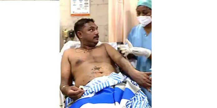 കൊച്ചിയില് വഴി യാത്രക്കാരെ ടാർ ഒഴിച്ച് പൊള്ളിച്ച സംഭവം ; 8 പേരെ പോലീസ് കസ്റ്റഡിയിലെടുത്തു കൊച്ചിയില് വഴി യാത്രക്കാരെ ടാർ ഒഴിച്ച് പൊള്ളിച്ച സംഭവം ; 8 പേരെ പോലീസ് കസ്റ്റഡിയിലെടുത്തു