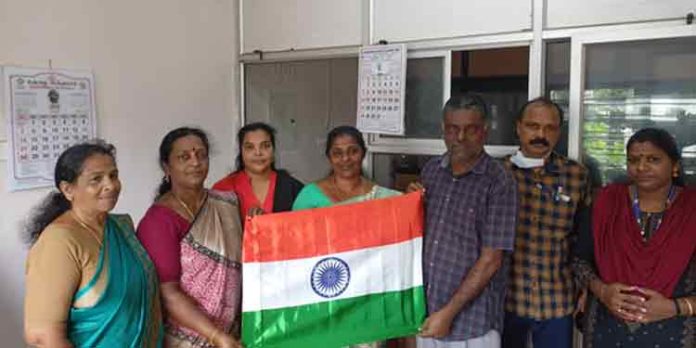 ഹർഘർ തിരംഗ് ; പഴവങ്ങാടി പഞ്ചായത്തു തല ദേശീയ പതാക വിതരണോദ്ഘാടനം ഹർഘർ തിരംഗ് ; പഴവങ്ങാടി പഞ്ചായത്തു തല ദേശീയ പതാക വിതരണോദ്ഘാടനം