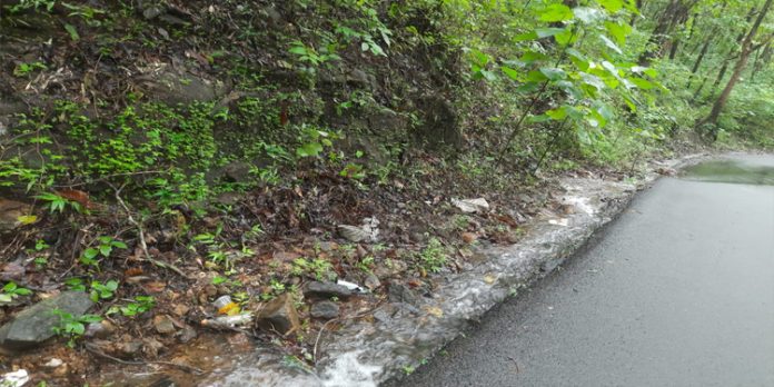 ഓടയില്ല : മഴവെള്ളം ഒലിച്ച് റോഡിന്റെ വശത്ത് കട്ടിംഗ് രൂപപ്പെട്ടു ഓടയില്ല : മഴവെള്ളം ഒലിച്ച് റോഡിന്റെ വശത്ത് കട്ടിംഗ് രൂപപ്പെട്ടു