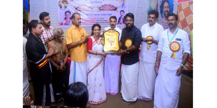കല്ലേലി കാവ് ബഹുമുഖ പ്രതിഭാ പുരസ്കാരം സമർപ്പിച്ചു കല്ലേലി കാവ് ബഹുമുഖ പ്രതിഭാ പുരസ്കാരം സമർപ്പിച്ചു