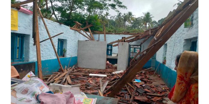 കല്ലേലിയിൽ അംഗൻവാടിയുടെ മേൽക്കൂര പൂർണമായി തകർന്നു കല്ലേലിയിൽ അംഗൻവാടിയുടെ മേൽക്കൂര പൂർണമായി തകർന്നു
