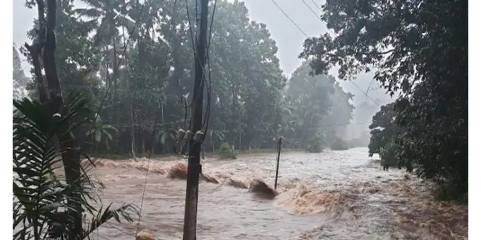 കണ്ണൂരിൽ അതീവ ജാഗ്രത : മലവെള്ളപ്പാച്ചിലിൽ ഒരു കുട്ടിയടക്കം രണ്ട് പേരെ കാണാതായി കണ്ണൂരിൽ അതീവ ജാഗ്രത : മലവെള്ളപ്പാച്ചിലിൽ ഒരു കുട്ടിയടക്കം രണ്ട് പേരെ കാണാതായി
