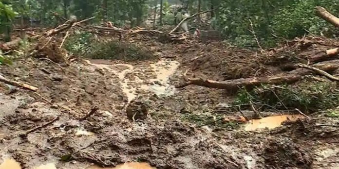 മൂന്നാറില് വീണ്ടും മണ്ണിടിച്ചില് ; ഗ്യാപ് റോഡില് ഗതാഗതം തടസപ്പെട്ടു മൂന്നാറില് വീണ്ടും മണ്ണിടിച്ചില് ; ഗ്യാപ് റോഡില് ഗതാഗതം തടസപ്പെട്ടു