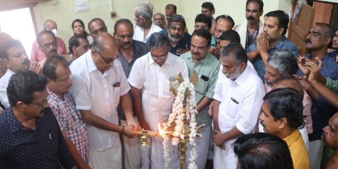 ആറന്മുള വള്ളസദ്യ : അടുപ്പിലേക്ക് അഗ്നി പകര്ന്നു ആറന്മുള വള്ളസദ്യ : അടുപ്പിലേക്ക് അഗ്നി പകര്ന്നു