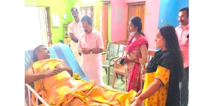 കാറപകടത്തിൽ പരിക്കേറ്റ ഡിസിസി വൈസ് പ്രസിഡന്റ് അഡ്വ. എ സുരേഷ് കുമാറിനെ രമേശ് ചെന്നിത്തല സന്ദർശിച്ചു കാറപകടത്തിൽ പരിക്കേറ്റ ഡിസിസി വൈസ് പ്രസിഡന്റ് അഡ്വ. എ സുരേഷ് കുമാറിനെ രമേശ് ചെന്നിത്തല സന്ദർശിച്ചു