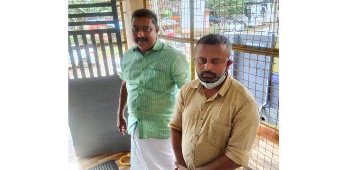വീട്ടിൽ അതിക്രമിച്ചുകയറി കൈതോക്ക് കാട്ടി ഭീകരാന്തരീക്ഷം സൃഷ്ടിച്ചു : രണ്ടുപേർ അറസ്റ്റിൽ വീട്ടിൽ അതിക്രമിച്ചുകയറി കൈതോക്ക് കാട്ടി ഭീകരാന്തരീക്ഷം സൃഷ്ടിച്ചു : രണ്ടുപേർ അറസ്റ്റിൽ