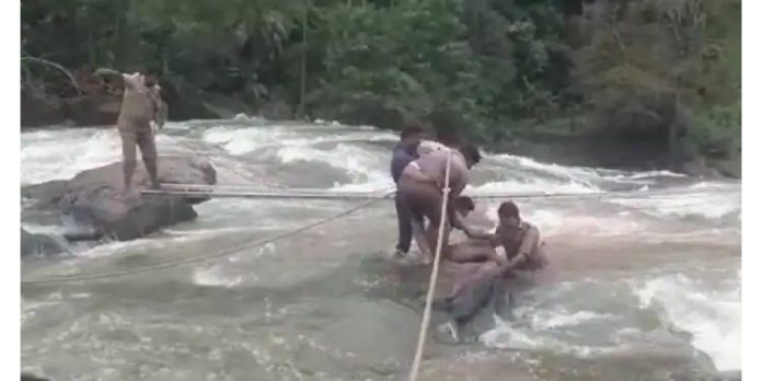 ഡാം സൈറ്റിൽ നിന്ന് ചിന്നാർ പുഴയിൽ വീണ തൊഴിലാളിയെ സാഹസികമായി കരയിലെത്തിച്ച് അഗ്നിരക്ഷാസേന ഡാം സൈറ്റിൽ നിന്ന് ചിന്നാർ പുഴയിൽ വീണ തൊഴിലാളിയെ സാഹസികമായി കരയിലെത്തിച്ച് അഗ്നിരക്ഷാസേന