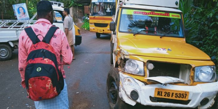 പെരുനാട് അത്തിക്കയം റോഡിൽ വാഹനങ്ങൾ തമ്മിൽ കൂട്ടിയിടിച്ചു അപകടം പെരുനാട് അത്തിക്കയം റോഡിൽ വാഹനങ്ങൾ തമ്മിൽ കൂട്ടിയിടിച്ചു അപകടം
