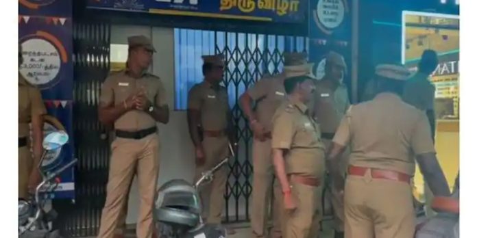 ചെന്നൈ ഫെഡ് ബാങ്ക് കവർച്ചയിൽ വന് വഴിത്തിരിവ് ; കൊള്ളമുതൽ വീട്ടിൽ സൂക്ഷിച്ച പോലീസ് ഉദ്യോഗസ്ഥന് അറസ്റ്റില് ചെന്നൈ ഫെഡ് ബാങ്ക് കവർച്ചയിൽ വന് വഴിത്തിരിവ് ; കൊള്ളമുതൽ വീട്ടിൽ സൂക്ഷിച്ച പോലീസ് ഉദ്യോഗസ്ഥന് അറസ്റ്റില്