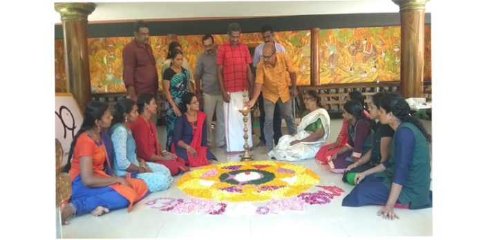 ഓണത്തിന്റെ വരവറിയിച്ച് അത്തപൂക്കളങ്ങൾ ഒരുങ്ങി ഓണത്തിന്റെ വരവറിയിച്ച് അത്തപൂക്കളങ്ങൾ ഒരുങ്ങി