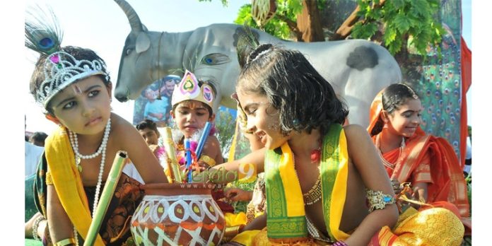 ഇന്ന് ശ്രീകൃഷ്ണജയന്തി ; വീഥികള് അമ്പാടിയാവും – ആറന്മുള വള്ളസദ്യയും ഇന്ന് ഇന്ന് ശ്രീകൃഷ്ണജയന്തി ; വീഥികള് അമ്പാടിയാവും – ആറന്മുള വള്ളസദ്യയും ഇന്ന്