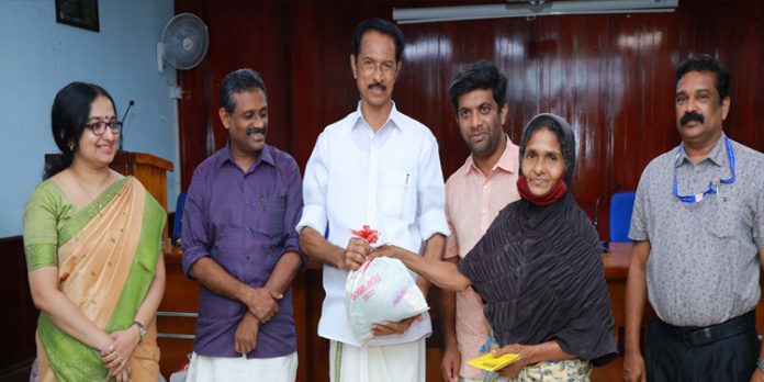 ഓണക്കിറ്റ് വിതരണം ജില്ലാതല ഉദ്ഘാടനം നിര്വഹിച്ചു ഓണക്കിറ്റ് വിതരണം ജില്ലാതല ഉദ്ഘാടനം നിര്വഹിച്ചു