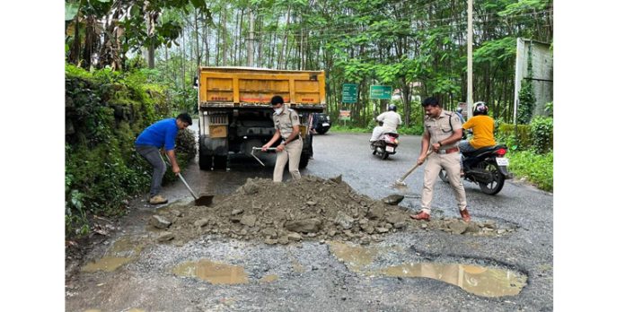റോഡിലെ കുഴിയെണ്ണം എടുക്കാനിറങ്ങിയ പോലീസ് അവസാനം കുഴിയടച്ച് മടങ്ങി റോഡിലെ കുഴിയെണ്ണം എടുക്കാനിറങ്ങിയ പോലീസ് അവസാനം കുഴിയടച്ച് മടങ്ങി