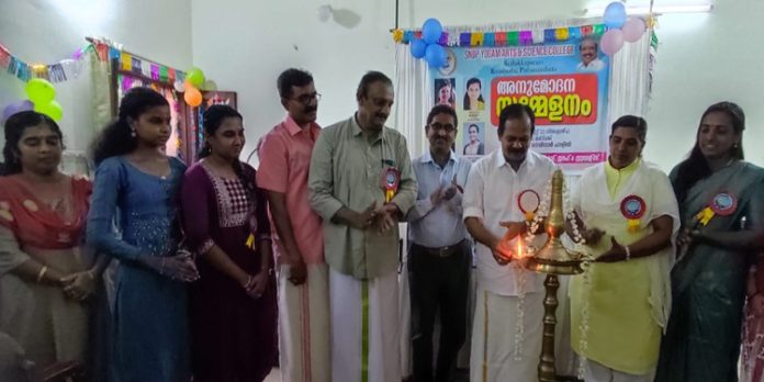 എം.ജി.സർവകലാശാലയിൽ ഡിഗ്രി പരീക്ഷയിൽ റാങ്കുകൾ നേടിയ വിദ്യാർഥികളെ അനുമോദിച്ചു എം.ജി.സർവകലാശാലയിൽ ഡിഗ്രി പരീക്ഷയിൽ റാങ്കുകൾ നേടിയ വിദ്യാർഥികളെ അനുമോദിച്ചു
