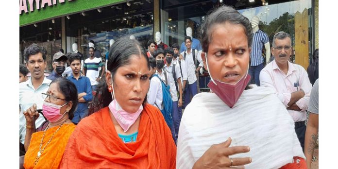 വീട്ടമ്മയുടെ പണം അപഹരിച്ച നാടോടി സ്ത്രീകളെ പിടികൂടി വീട്ടമ്മയുടെ പണം അപഹരിച്ച നാടോടി സ്ത്രീകളെ പിടികൂടി