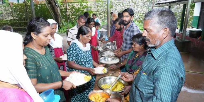 പത്തനംതിട്ട ജില്ലയില് ക്യാമ്പുകളില് കഴിയുന്നത് 2747 പേര് പത്തനംതിട്ട ജില്ലയില് ക്യാമ്പുകളില് കഴിയുന്നത് 2747 പേര്