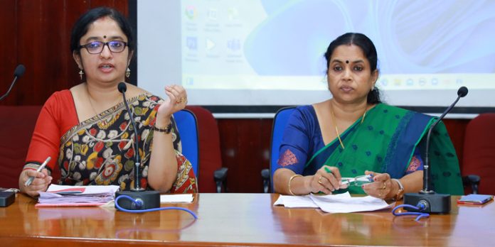 കരടു വോട്ടര് പട്ടിക നവംബര് ഒമ്പതിന് ; അന്തിമ വോട്ടര് പട്ടിക 2023 ജനുവരി അഞ്ചിന് പ്രസിദ്ധീകരിക്കും കരടു വോട്ടര് പട്ടിക നവംബര് ഒമ്പതിന് ; അന്തിമ വോട്ടര് പട്ടിക 2023 ജനുവരി അഞ്ചിന് പ്രസിദ്ധീകരിക്കും