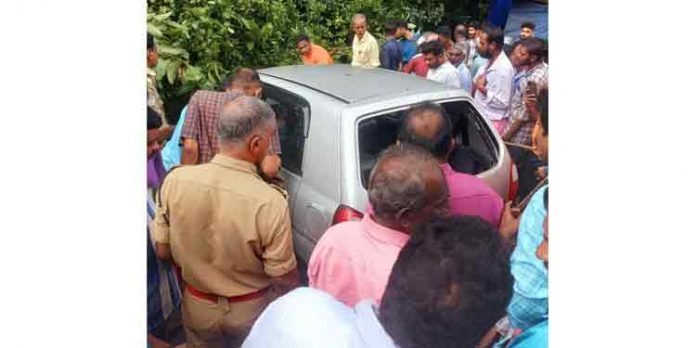 വെണ്ണിക്കുളത്ത് കാർ തോട്ടിലേക്ക് മറിഞ്ഞുണ്ടായ അപകടത്തിൽ മരിച്ചത് പാസ്റ്ററും മക്കളും വെണ്ണിക്കുളത്ത് കാർ തോട്ടിലേക്ക് മറിഞ്ഞുണ്ടായ അപകടത്തിൽ മരിച്ചത് പാസ്റ്ററും മക്കളും