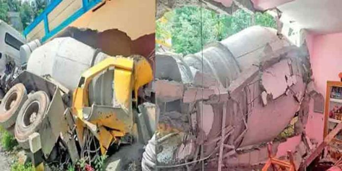 വീട്ടിലേക്ക് മറിഞ്ഞ കോൺക്രീറ്റ് മിക്സിംഗ് ലോറി ക്രെയിൻ ഉപയോഗിച്ച് മാറ്റി വീട്ടിലേക്ക് മറിഞ്ഞ കോൺക്രീറ്റ് മിക്സിംഗ് ലോറി ക്രെയിൻ ഉപയോഗിച്ച് മാറ്റി