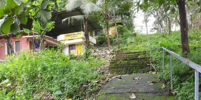 അത്തിക്കയം വില്ലേജ് ഓഫീസില് പോകണമെങ്കില് ജീവന് പണയം വെക്കണം അത്തിക്കയം വില്ലേജ് ഓഫീസില് പോകണമെങ്കില് ജീവന് പണയം വെക്കണം