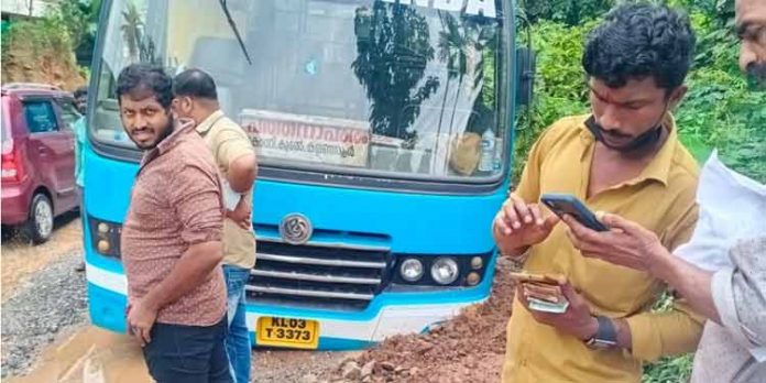 കോന്നി മുറിഞ്ഞകല്ലിന് സമീപം ബസ് കുഴിയില് വീണു കോന്നി മുറിഞ്ഞകല്ലിന് സമീപം ബസ് കുഴിയില് വീണു