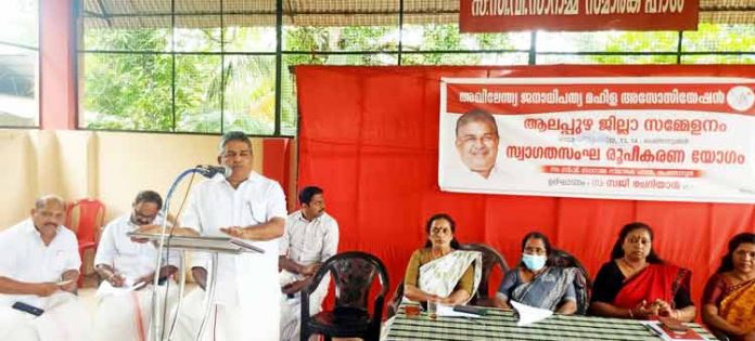 മറ്റൊരു സംസ്ഥാനത്തും നൽകാത്ത പരിഗണനയാണ് കേരളത്തിൽ സ്ത്രീകൾക്ക് ലഭിക്കുന്നതെന്ന് സജി ചെറിയാൻ മറ്റൊരു സംസ്ഥാനത്തും നൽകാത്ത പരിഗണനയാണ് കേരളത്തിൽ സ്ത്രീകൾക്ക് ലഭിക്കുന്നതെന്ന് സജി ചെറിയാൻ
