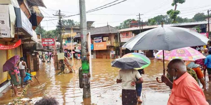 ചുങ്കപ്പാറ വെള്ളത്തിനടിയിലാതോടെ വ്യാപാര മേഖലയിൽ കോടികളുടെ നഷ്ടം ചുങ്കപ്പാറ വെള്ളത്തിനടിയിലാതോടെ വ്യാപാര മേഖലയിൽ കോടികളുടെ നഷ്ടം
