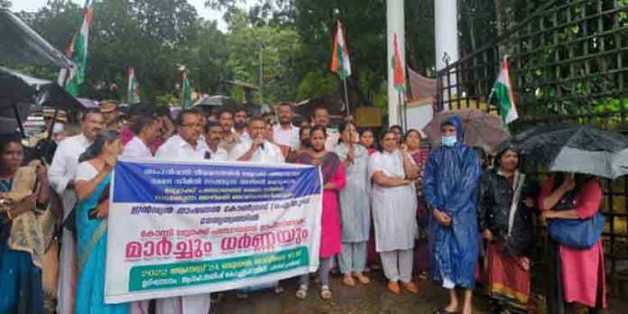 കോന്നി ബ്ലോക്ക് പഞ്ചായത്ത് ഓഫീസിലേക്ക് കോണ്ഗ്രസ് മാര്ച്ച് നടത്തി കോന്നി ബ്ലോക്ക് പഞ്ചായത്ത് ഓഫീസിലേക്ക് കോണ്ഗ്രസ് മാര്ച്ച് നടത്തി