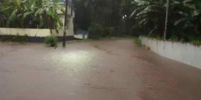 അപ്രതീക്ഷിത മഴ ; താഴ്ന്ന പ്രദേശങ്ങള് വെള്ളത്തിനടിയില് അപ്രതീക്ഷിത മഴ ; താഴ്ന്ന പ്രദേശങ്ങള് വെള്ളത്തിനടിയില്