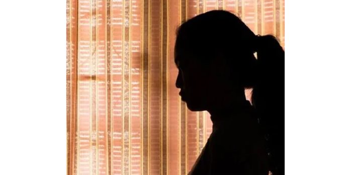 പീഡനക്കേസിൽ കോടതി വിസ്താരം നടക്കുന്നതിനിടെ അതിജീവിത കുഴഞ്ഞുവീണു പീഡനക്കേസിൽ കോടതി വിസ്താരം നടക്കുന്നതിനിടെ അതിജീവിത കുഴഞ്ഞുവീണു