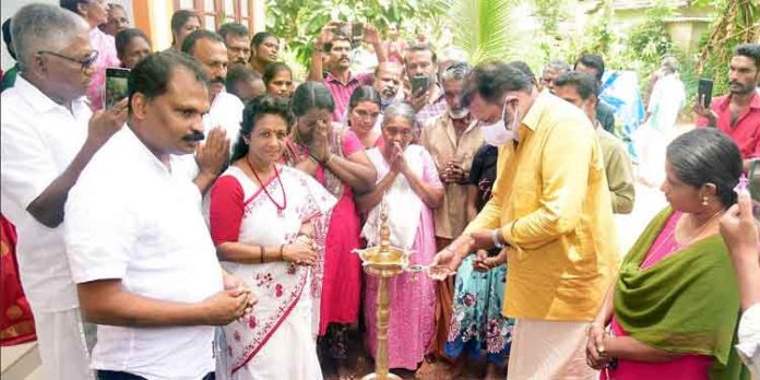 സുനില് ടീച്ചറിന്റെ 250 മത്തെ സ്നേഹഭവനത്തിന്റെ താക്കോല് കൈമാറിയത് സുരേഷ് ഗോപി സുനില് ടീച്ചറിന്റെ 250 മത്തെ സ്നേഹഭവനത്തിന്റെ താക്കോല് കൈമാറിയത് സുരേഷ് ഗോപി