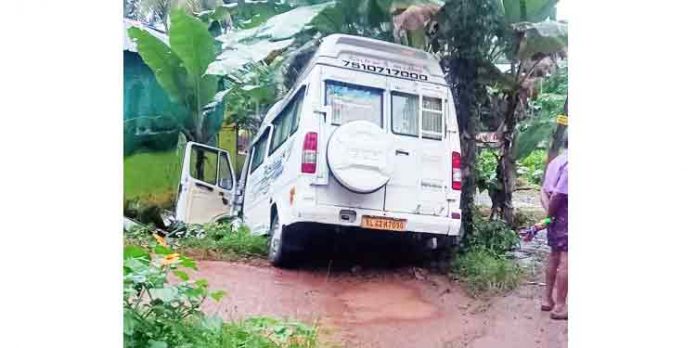 ട്രാവലർ നിയന്ത്രണം വിട്ട് കുഴിയിലേക്ക് ഇറങ്ങി ട്രാവലർ നിയന്ത്രണം വിട്ട് കുഴിയിലേക്ക് ഇറങ്ങി