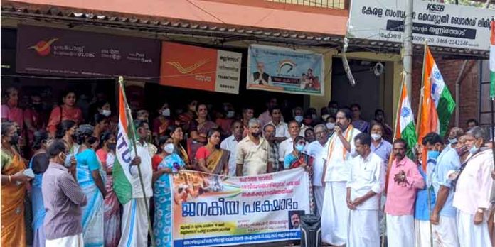 കൂലിയും തൊഴിൽ ദിനങ്ങളും വർധിപ്പിക്കണം ; മഹാത്മാ ഗാന്ധി തൊഴിലുറപ്പ് യൂണിയൻ (ഐ.എൻ.ടി.യു.സി) ധര്ണ നടത്തി കൂലിയും തൊഴിൽ ദിനങ്ങളും വർധിപ്പിക്കണം ; മഹാത്മാ ഗാന്ധി തൊഴിലുറപ്പ് യൂണിയൻ (ഐ.എൻ.ടി.യു.സി) ധര്ണ നടത്തി