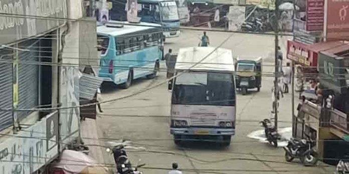 ഇട്ടിയപ്പാറയിലെ അനധികൃത പാര്ക്കിംങ്ങ് ; ജനങ്ങളെ വലയ്ക്കുന്നു ഇട്ടിയപ്പാറയിലെ അനധികൃത പാര്ക്കിംങ്ങ് ; ജനങ്ങളെ വലയ്ക്കുന്നു
