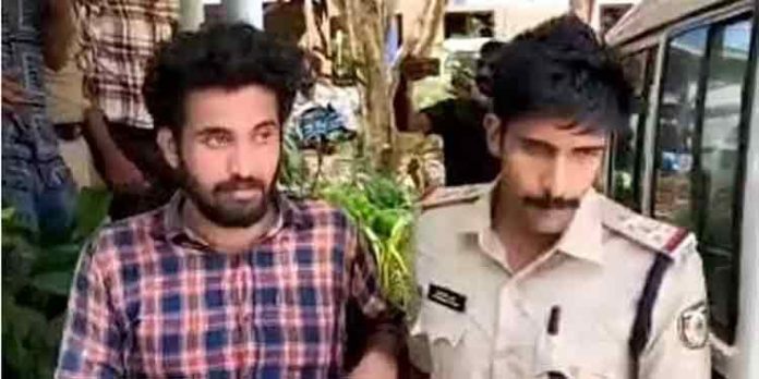 ഫ്ലാറ്റ് കൊലപാതകക്കേസിലെ പ്രതി അർഷാദിനെ പോലീസ് കസ്റ്റഡിയിൽ വിട്ടു ഫ്ലാറ്റ് കൊലപാതകക്കേസിലെ പ്രതി അർഷാദിനെ പോലീസ് കസ്റ്റഡിയിൽ വിട്ടു
