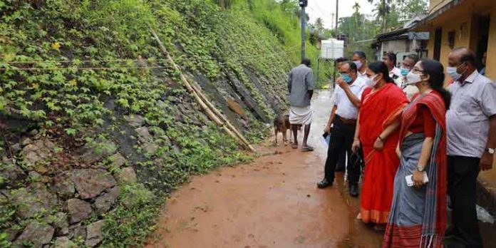 കൈപ്പട്ടൂര് പാലത്തിലൂടെ ഭാരമുള്ള വാഹനങ്ങള് കടത്തിവിടില്ല കൈപ്പട്ടൂര് പാലത്തിലൂടെ ഭാരമുള്ള വാഹനങ്ങള് കടത്തിവിടില്ല