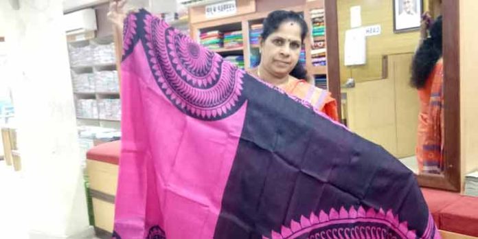 ഓണത്തെ വരവേല്ക്കാനൊരുങ്ങി ഖാദി ; വസ്ത്രങ്ങള്ക്കൊപ്പം 30 ശതമാനം കിഴിവും ആകര്ഷക സമ്മാനങ്ങളും ഓണത്തെ വരവേല്ക്കാനൊരുങ്ങി ഖാദി ; വസ്ത്രങ്ങള്ക്കൊപ്പം 30 ശതമാനം കിഴിവും ആകര്ഷക സമ്മാനങ്ങളും