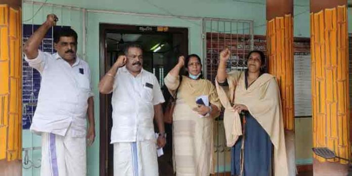 കോന്നി ഗ്രാമ പഞ്ചായത്തില് പ്രതിഷേധം കോന്നി ഗ്രാമ പഞ്ചായത്തില് പ്രതിഷേധം