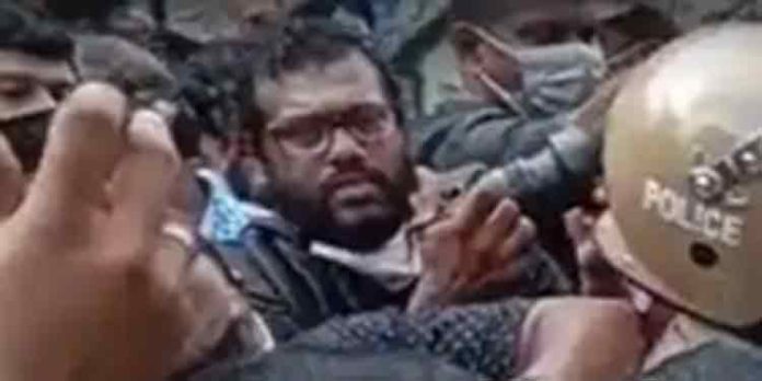 കോട്ടയം തിരുനക്കര ഷോപ്പിംഗ് കോംപ്ലക്സ് ഒഴിപ്പിക്കാൻ എത്തിയ ഉദ്യോഗസ്ഥരെ തടഞ്ഞ് വ്യാപാരികള് കോട്ടയം തിരുനക്കര ഷോപ്പിംഗ് കോംപ്ലക്സ് ഒഴിപ്പിക്കാൻ എത്തിയ ഉദ്യോഗസ്ഥരെ തടഞ്ഞ് വ്യാപാരികള്