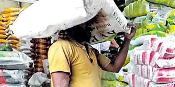 പാലാ വ്യാപാരികൾ കടകളില് നിന്ന് സാധനങ്ങള് ഒഴിപ്പിച്ചു പാലാ വ്യാപാരികൾ കടകളില് നിന്ന് സാധനങ്ങള് ഒഴിപ്പിച്ചു