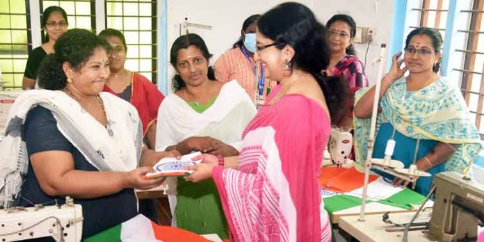 ദേശീയ പതാക തയാറാക്കുന്നവരെ കാണാന് അപ്രതീക്ഷിത അതിഥിയായി ജില്ലാ കളക്ടര് ദേശീയ പതാക തയാറാക്കുന്നവരെ കാണാന് അപ്രതീക്ഷിത അതിഥിയായി ജില്ലാ കളക്ടര്