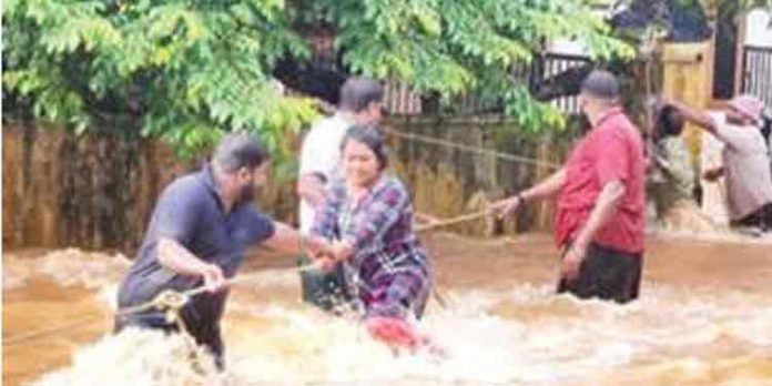 വെള്ളത്തില് അകപ്പെട്ട കുടുംബത്തെ രക്ഷിച്ചു വെള്ളത്തില് അകപ്പെട്ട കുടുംബത്തെ രക്ഷിച്ചു