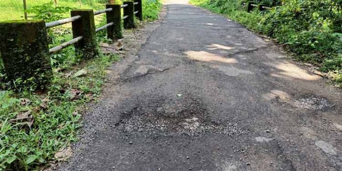 പത്തു ലക്ഷം കുഴിച്ചിട്ട മണ്ണീറ – മുണ്ടൊമൂഴി റോഡ് ; ഉദ്യോഗസ്ഥരും കരാറുകാരനും അടിച്ചുമാറ്റിയത് ലക്ഷങ്ങള് പത്തു ലക്ഷം കുഴിച്ചിട്ട മണ്ണീറ – മുണ്ടൊമൂഴി റോഡ് ; ഉദ്യോഗസ്ഥരും കരാറുകാരനും അടിച്ചുമാറ്റിയത് ലക്ഷങ്ങള്