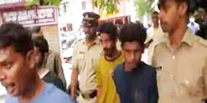ഷാജഹാന് വധക്കേസില് പോലീസ് കസ്റ്റഡിയിലെടുത്ത യുവാക്കളെ കാണാനില്ലെന്ന് പരാതി ഷാജഹാന് വധക്കേസില് പോലീസ് കസ്റ്റഡിയിലെടുത്ത യുവാക്കളെ കാണാനില്ലെന്ന് പരാതി