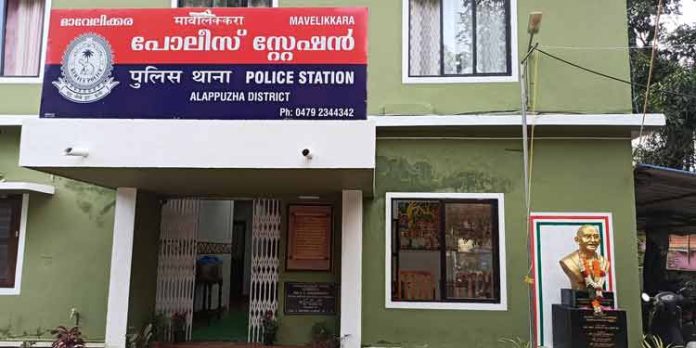 മാവേലിക്കരയില് വിദ്യാർഥിയെ തട്ടിക്കൊണ്ടുപോയി ആക്രമിച്ചകേസിലെ പ്രതികളെ പോലീസ് അറസ്റ്റ്ചെയ്തു മാവേലിക്കരയില് വിദ്യാർഥിയെ തട്ടിക്കൊണ്ടുപോയി ആക്രമിച്ചകേസിലെ പ്രതികളെ പോലീസ് അറസ്റ്റ്ചെയ്തു