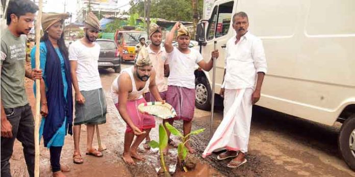 തിരുവല്ല -കുമ്പഴ ഹൈവേയിലെ കണ്ണങ്കരയില് നെല്ല് വിതച്ച് യൂത്ത് കോണ്ഗ്രസ് തിരുവല്ല -കുമ്പഴ ഹൈവേയിലെ കണ്ണങ്കരയില് നെല്ല് വിതച്ച് യൂത്ത് കോണ്ഗ്രസ്